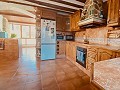Groot mooi huis in een gehucht in Yecla in Spanish Fincas