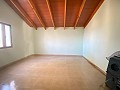 Groot mooi huis in een gehucht in Yecla in Spanish Fincas