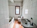 Gran Proyecto de Reforma con Opción de Comercio y 2 Apartamentos in Spanish Fincas