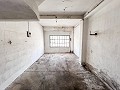 Gran Proyecto de Reforma con Opción de Comercio y 2 Apartamentos in Spanish Fincas