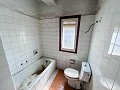 Gran Proyecto de Reforma con Opción de Comercio y 2 Apartamentos in Spanish Fincas
