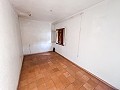 Gran Proyecto de Reforma con Opción de Comercio y 2 Apartamentos in Spanish Fincas