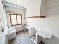 Gran Proyecto de Reforma con Opción de Comercio y 2 Apartamentos in Spanish Fincas