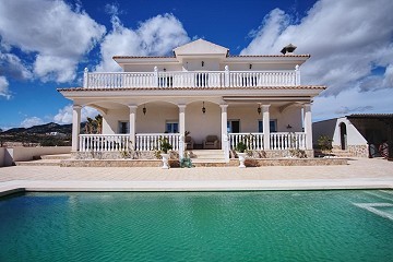 Belle villa de 4 chambres et 3 salles de bains à Pinoso. (Prix fixe)