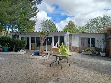 Lovely 5 bed 1 Bath Villa near the Town of Sax