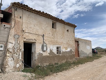 Maison à rénover avec 3 chambres et espace pour piscine