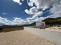Instapklare moderne villa met 5 slaapkamers in Sax, Alicante in Spanish Fincas