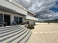 Instapklare moderne villa met 5 slaapkamers in Sax, Alicante in Spanish Fincas