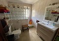 Prachtige traditionele villa met 5 slaapkamers en 2 badkamers op 140.000 m2 bos in Sax in Spanish Fincas