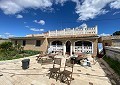 Casa de campo de 3 dormitorios con un apartamento anexo de 2 dormitorios más un estudio de 1 dormitorio en Sax. in Spanish Fincas