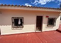 Casa de campo de 3 dormitorios con un apartamento anexo de 2 dormitorios más un estudio de 1 dormitorio en Sax. in Spanish Fincas