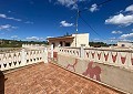 Casa de campo de 3 dormitorios con un apartamento anexo de 2 dormitorios más un estudio de 1 dormitorio en Sax. in Spanish Fincas