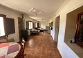 Casa de campo de 3 dormitorios con un apartamento anexo de 2 dormitorios más un estudio de 1 dormitorio en Sax. in Spanish Fincas
