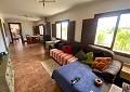 Casa de campo de 3 dormitorios con un apartamento anexo de 2 dormitorios más un estudio de 1 dormitorio en Sax. in Spanish Fincas
