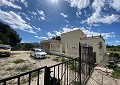 Casa de campo de 3 dormitorios con un apartamento anexo de 2 dormitorios más un estudio de 1 dormitorio en Sax. in Spanish Fincas