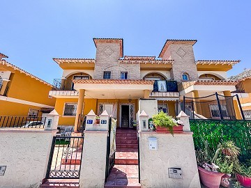 Charmante maison jumelée de deux étages à Cox, Alicante