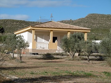 Cozy 4-Bedroom Country Home with Stunning Views and Paved Access, 11 km from Yecla