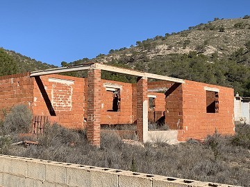 Gran parcela con construcción incompleta