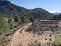 Gran parcela con construcción incompleta in Spanish Fincas