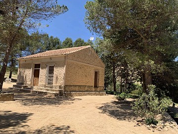 Preciosa finca de 4 dormitorios y 1 baño fuera de la red en Almansa.