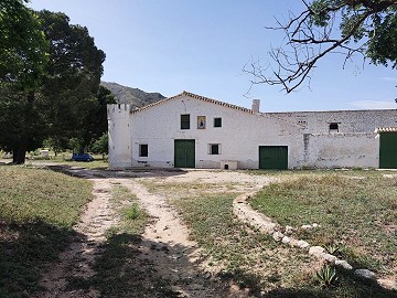 Schönes Landhaus mit 6 Schlafzimmern und 1 Bad in Yecla.