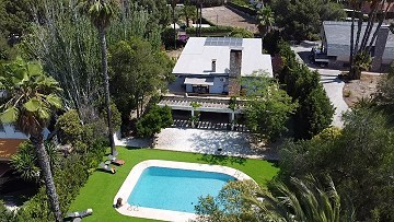 Exklusive Villa mit 4 Schlafzimmern und 3 Bädern in Loma Bada Petrer.