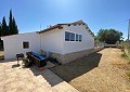 Villa mit 3 Schlafzimmern und 2 Bädern sowie Gästehaus mit 3 Schlafzimmern und 1 Bad in Salinas. in Spanish Fincas