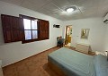 Villa mit 3 Schlafzimmern und 2 Bädern sowie Gästehaus mit 3 Schlafzimmern und 1 Bad in Salinas. in Spanish Fincas