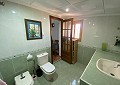 Villa mit 3 Schlafzimmern und 2 Bädern sowie Gästehaus mit 3 Schlafzimmern und 1 Bad in Salinas. in Spanish Fincas