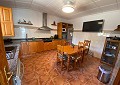 Villa mit 3 Schlafzimmern und 2 Bädern sowie Gästehaus mit 3 Schlafzimmern und 1 Bad in Salinas. in Spanish Fincas