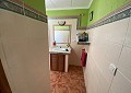 Villa mit 3 Schlafzimmern und 2 Bädern sowie Gästehaus mit 3 Schlafzimmern und 1 Bad in Salinas. in Spanish Fincas