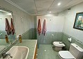 Villa mit 3 Schlafzimmern und 2 Bädern sowie Gästehaus mit 3 Schlafzimmern und 1 Bad in Salinas. in Spanish Fincas
