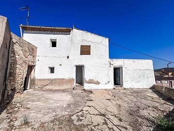 OPPORTUNITÉ UNIQUE : Maison de village + Grotte traditionnelle à rénover