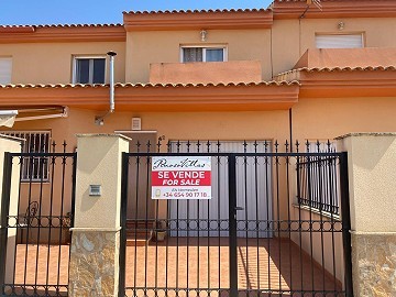 Preciosa casa adosada de 4 dormitorios y 2 baño en Pinoso.