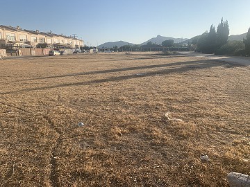 Parcela con acceso al pueblo y licencia para chalet con piscina.