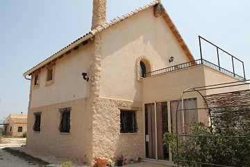 Preciosa y auténtica finca española de 4 dormitorios y 2 baños con casa de invitados en Pinoso.