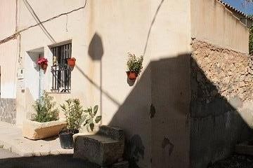 Preciosa casa esquinera de 2 dormitorios y 2 baños en Torre del Rico (Murcia).