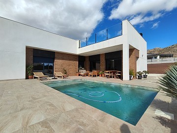 Beautiful New Build Villa including plot, with pool in Jumilla.