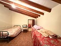 Charmante maison de campagne de 13 chambres et 3 salles de bains à Encebras. in Spanish Fincas
