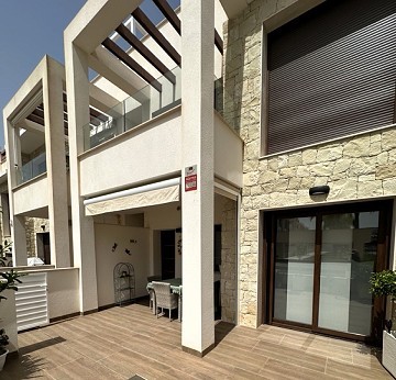 Prachtige bungalow op de begane grond met gemeenschappelijk zwembad