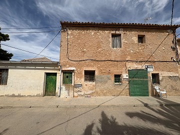 Spacious house with garage and plot: a house with great potential