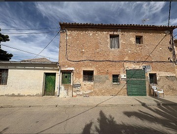 Spacious house with garage and plot: a house with great potential