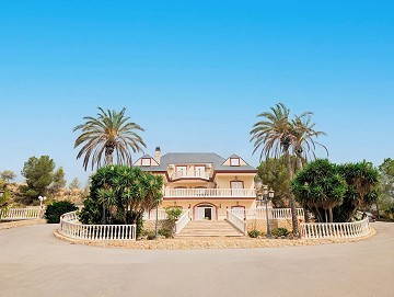 Beautiful private mountain estate with possibility for a business in Jumilla. 