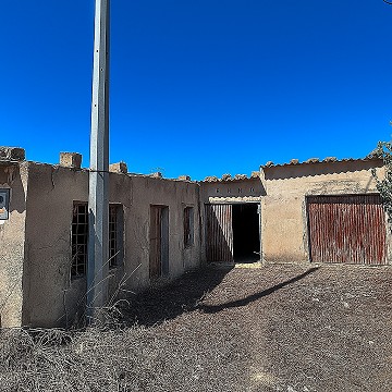 Grote kans in El Xinorlet: huis om te renoveren met grot en terrein