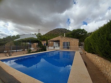 Schönes Landhaus mit 3 Schlafzimmern und 1 Bad in Yecla.