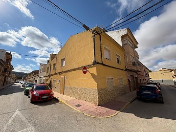 2 Houses in Pinoso with lots of potential