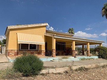 Villa avec 4 chambres et 2 salles de bain, grand terrain avec espace pour piscine, écuries ou entreprise