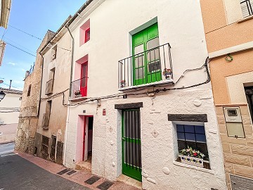 2 Townhouses with Ample Possibilities in Onil