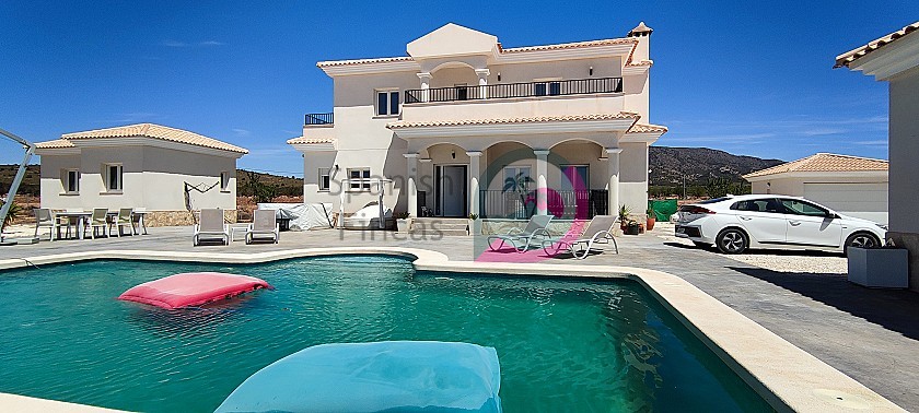 Ready now 5 Bedroom Villa For Sale In Pinoso in Spanish Fincas