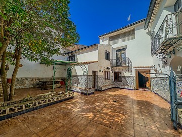 Charming town house in Caudete with 8 bedrooms